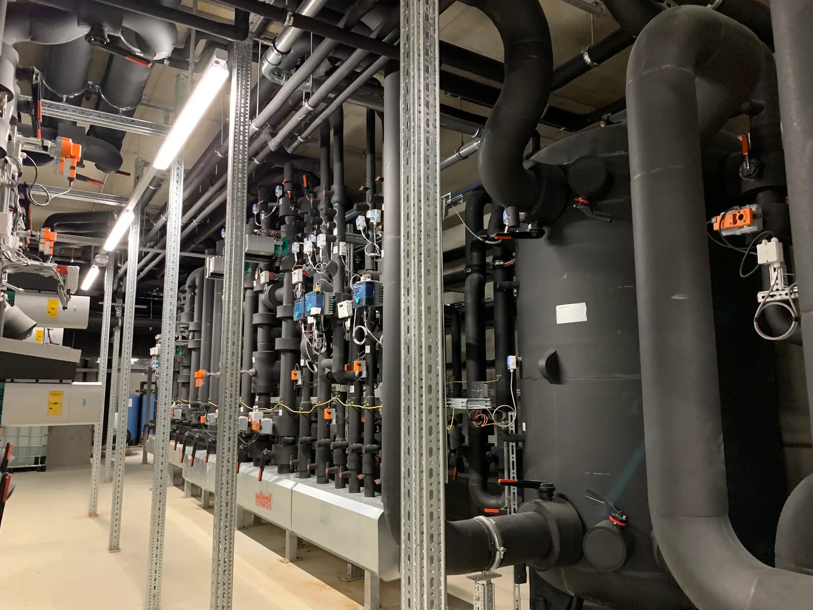 Große technische Heizungs- und Rohrleitungsanlage