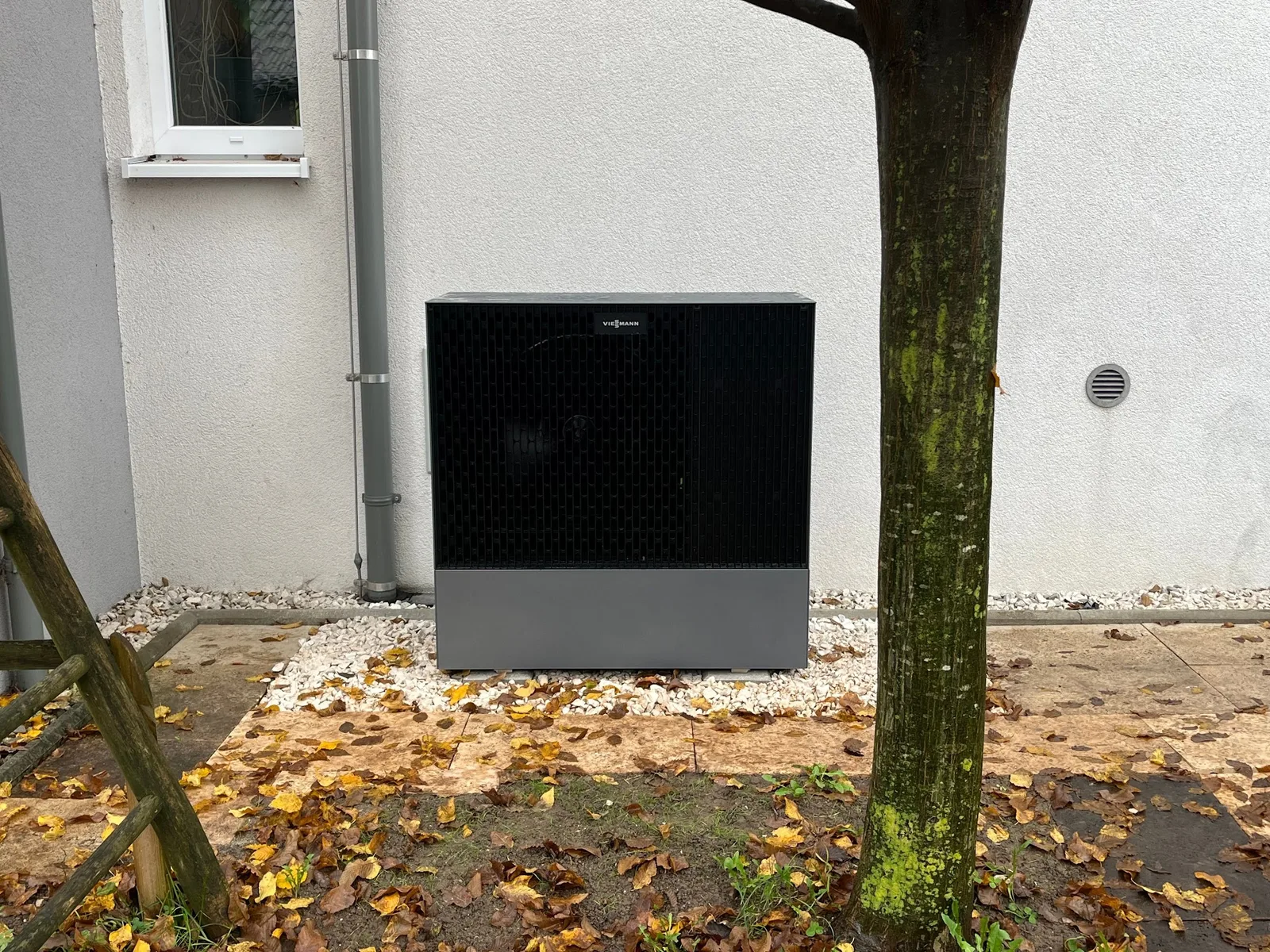 Wärmepumpen-Außengerät vor einem Gebäude