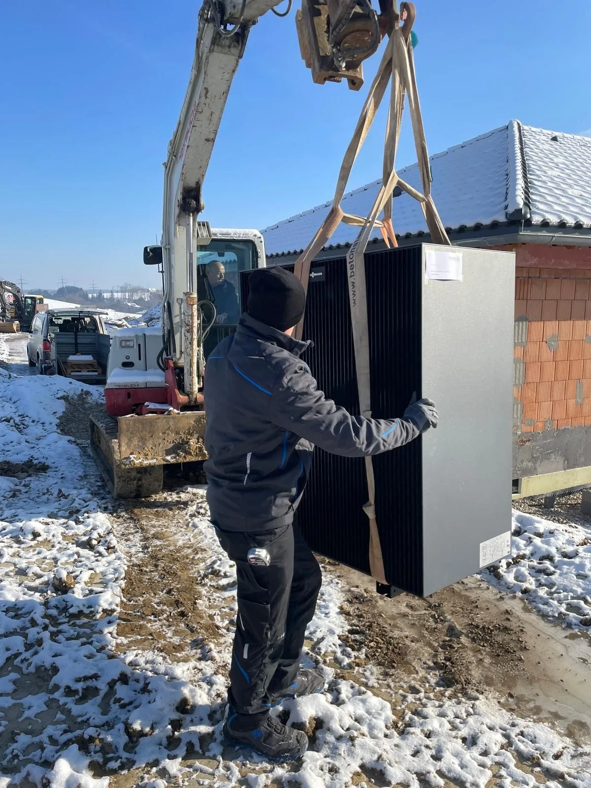 Einbringung eines Wärmepumpen-Außengeräts mit einem Kran