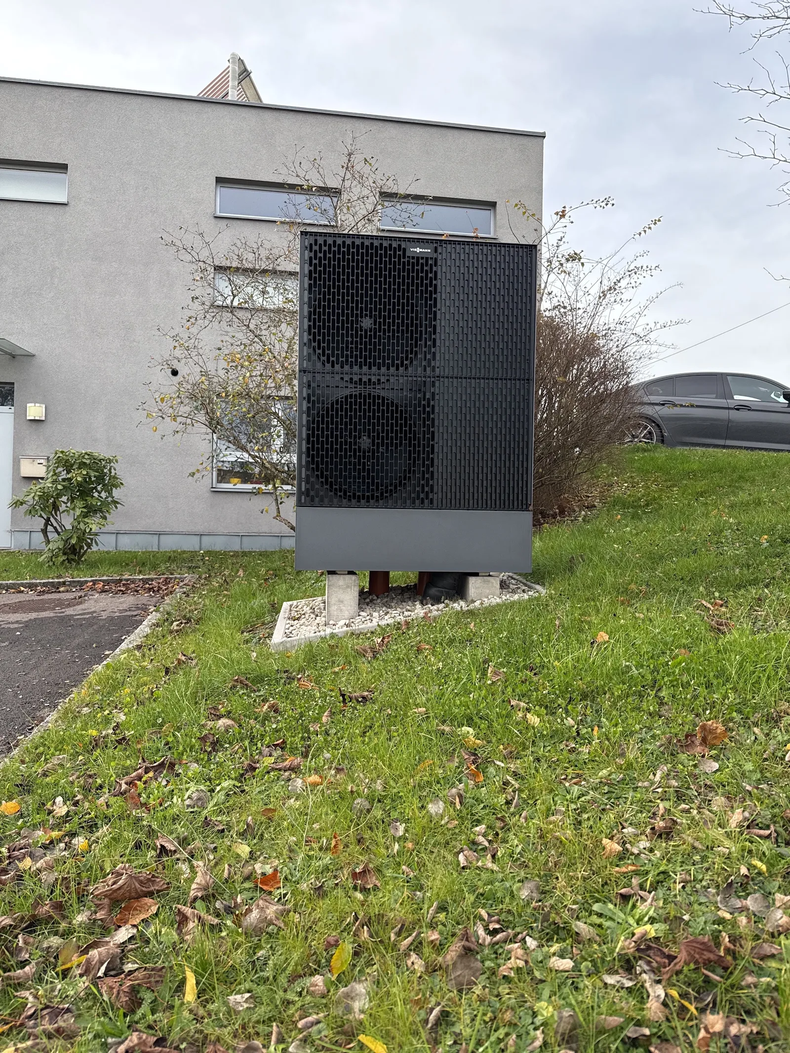 Großes Wärmepumpen-Außengerät neben einem Gebäude