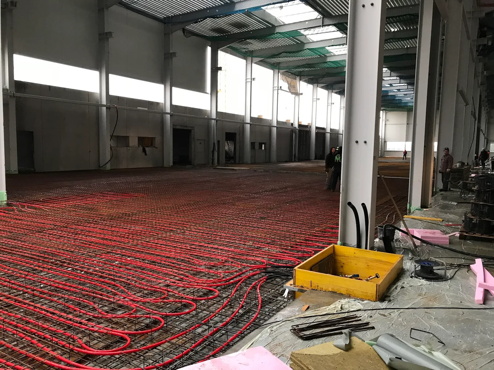 Große Fußbodenheizung in einem Gewerbebau