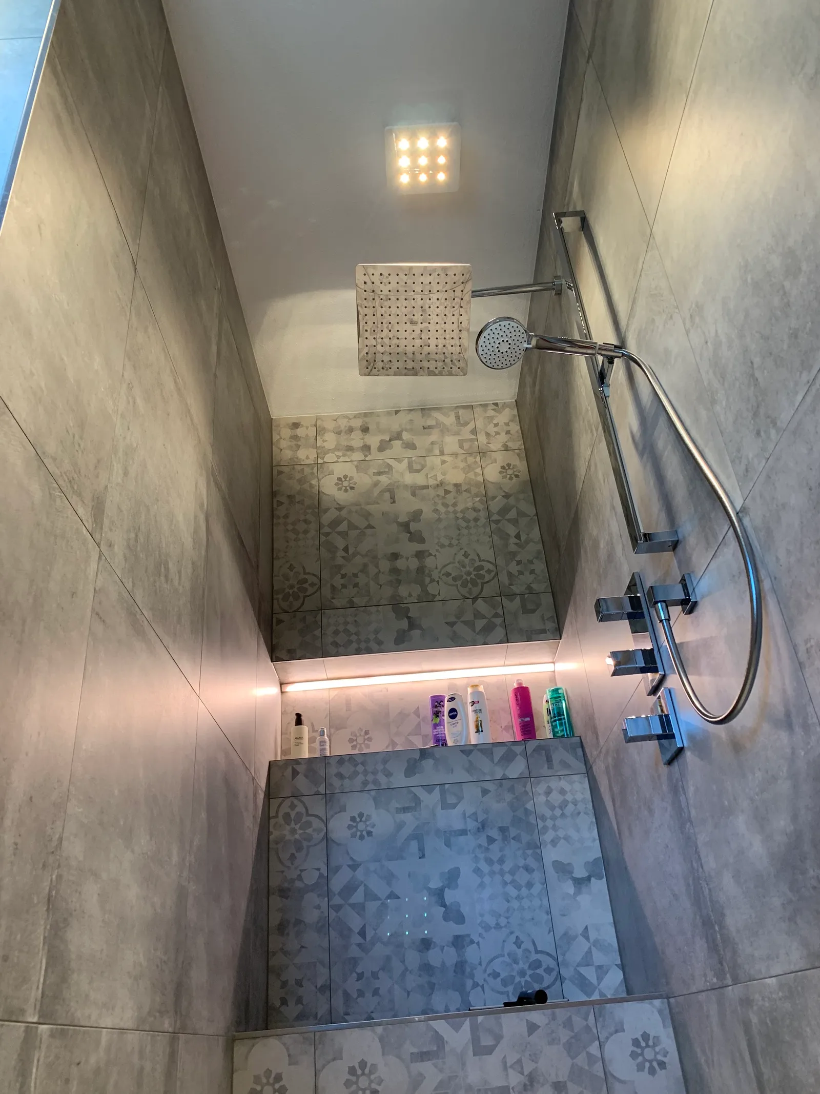 Bodengleiche Dusche in einem modernen Bad