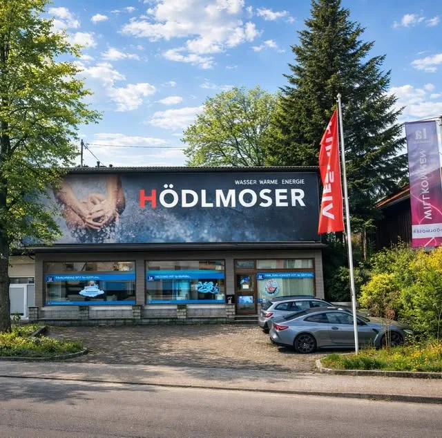 Firmengebäude mit Hödlmoser-Fassadenbeschriftung