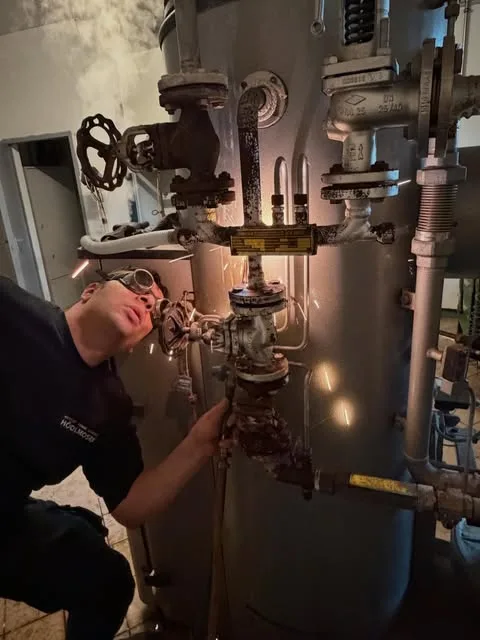Mitarbeiter bei Arbeiten an einer technischen Anlage