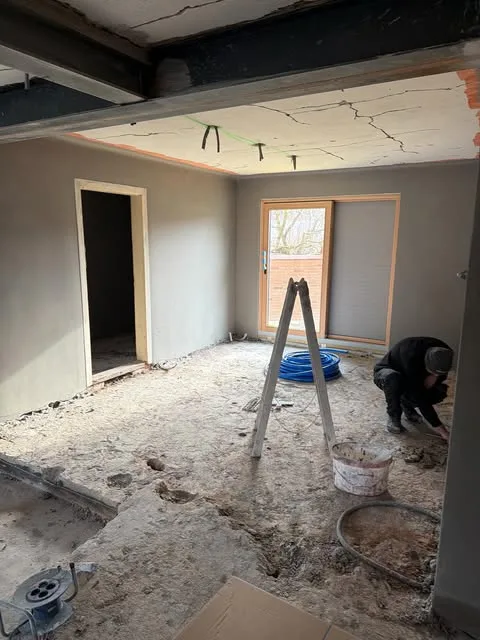 Innenausbau mit Leitungen und einem Handwerker